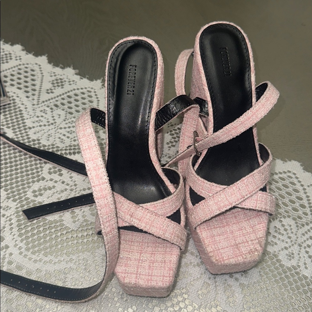 Elegant Pink Tweed Platform Heels - Picture 2 of 3